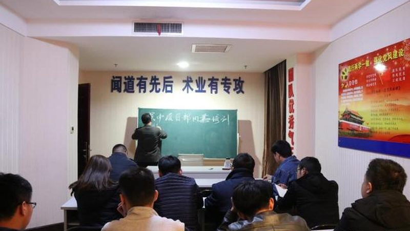 考察指标：师资力量与课程体系