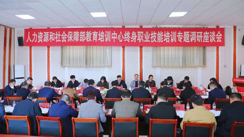 瑜伽教练培训课程通常包括以下几个方面：