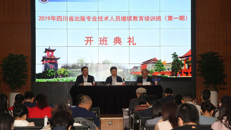 以下是一些电工培训教材推荐：